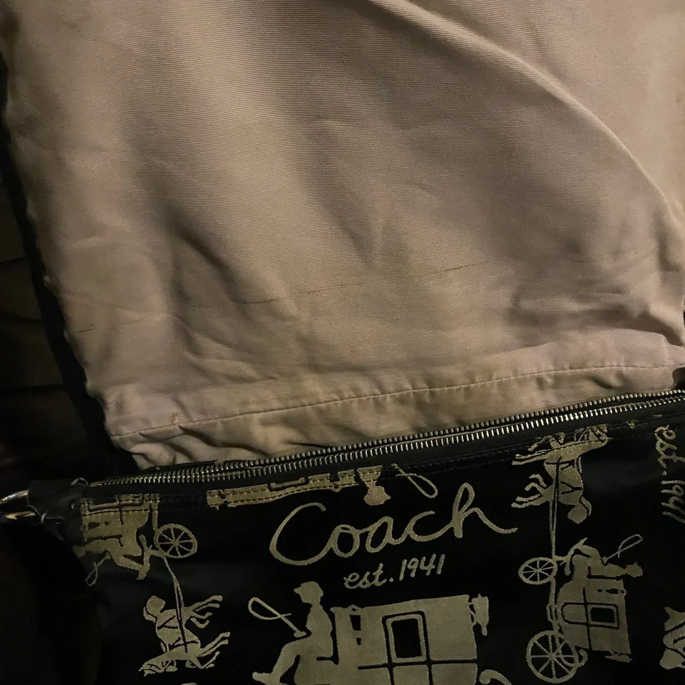 ✨GUC✨Coach Black and Tan shoulder Bag - Picture 2 of 5